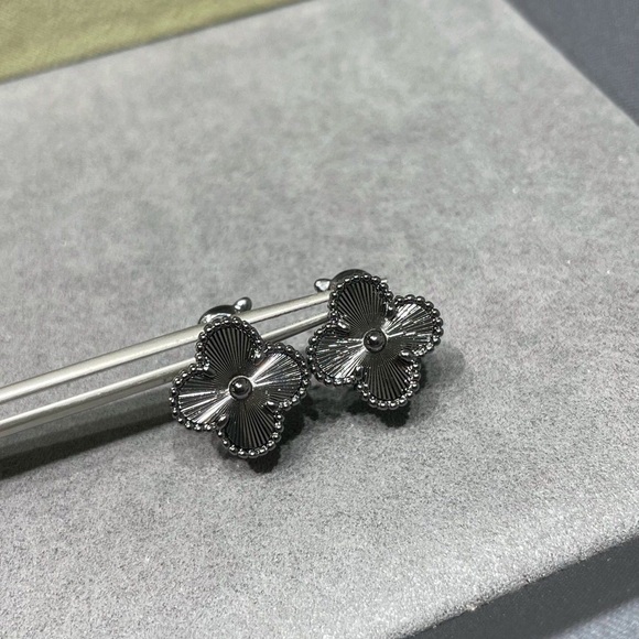 Van Cleef & Arpels Jewelry - 🎁🎁Van Cleef & Arpels Black laser Four Leaves Clover Earrings